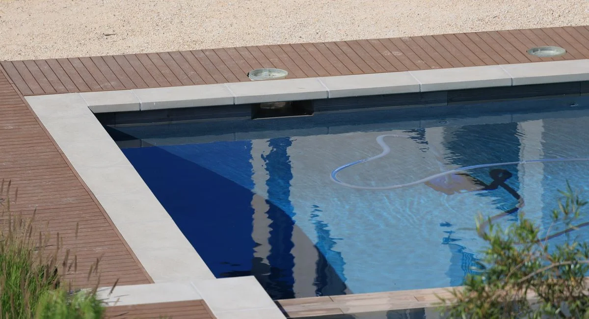 La bonne méthode pour entretenir une terrasse en bois selon son état réel